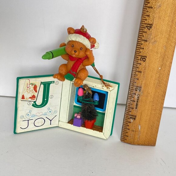 1997 Lustre Fame Bear Sitting On Santa Story Book J for Joy Ornament Vintage - Picture 11 of 12